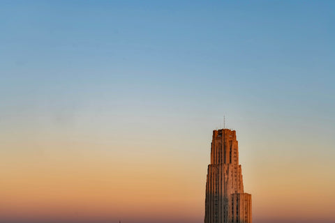 a very tall building sitting in the middle of a city
