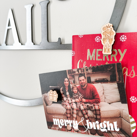"Merry Mail" Magnetic Christmas Card Wreath - Santa Font