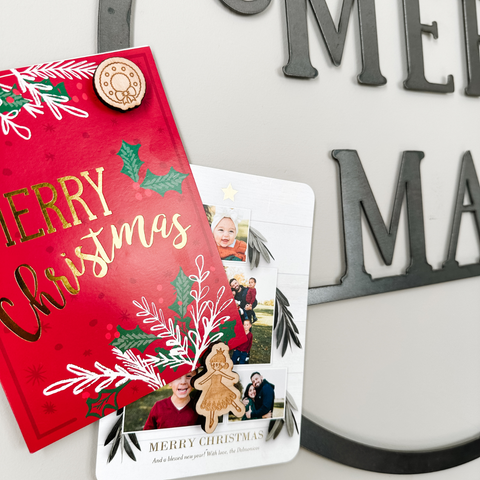 "Merry Mail" Magnetic Christmas Card Wreath - Santa Font