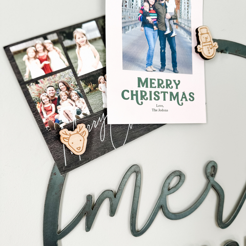 "Merry Mail" Magnetic Christmas Card Wreath - Script