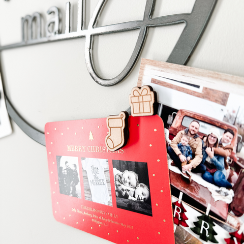 "Merry Mail" Magnetic Christmas Card Wreath - Script